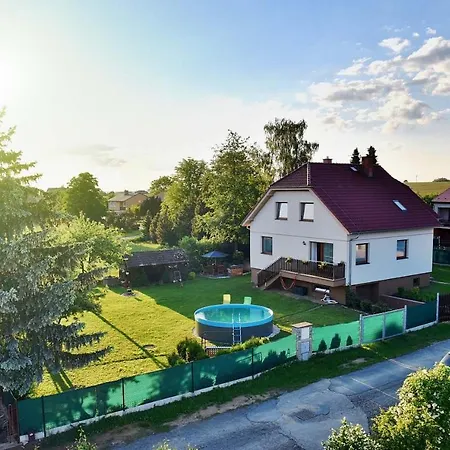 Holiday House Malsice Exterior photo